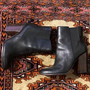Gently worn Banana Republic Chelsea heeled bootie